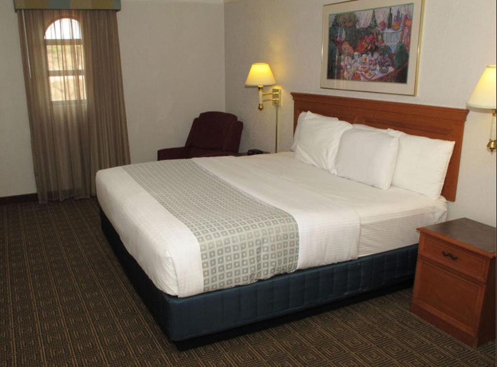 La Quinta By Wyndham Oklahoma City Airport Room photo